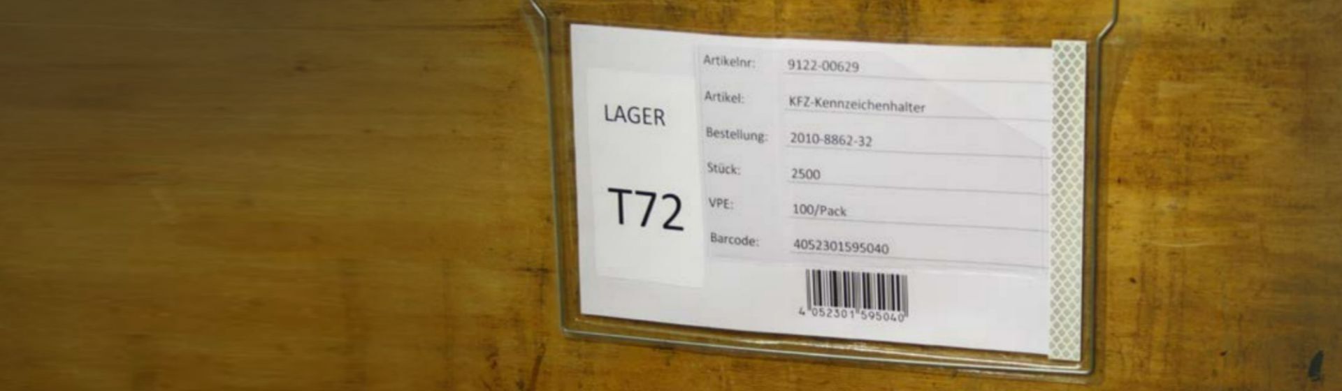 Eichner Türschild in Nahaufnahme
