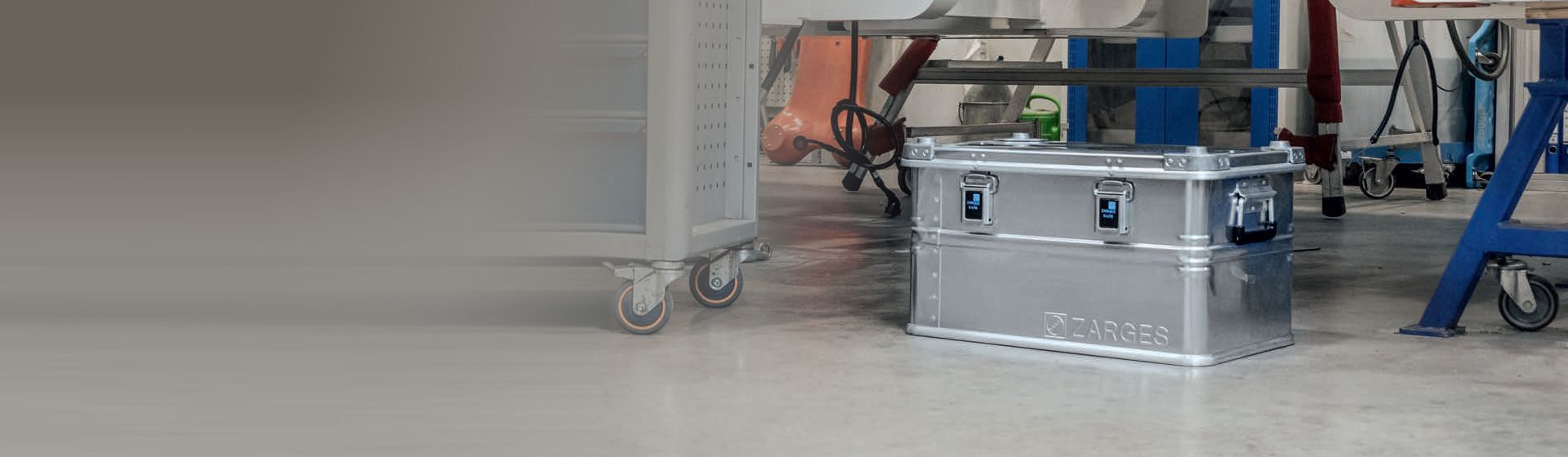 Zarges Aluminiumbox in einer Werkstatt auf dem Boden stehend Zarges Aluminiumbox in einer Werkstatt auf dem Boden stehend