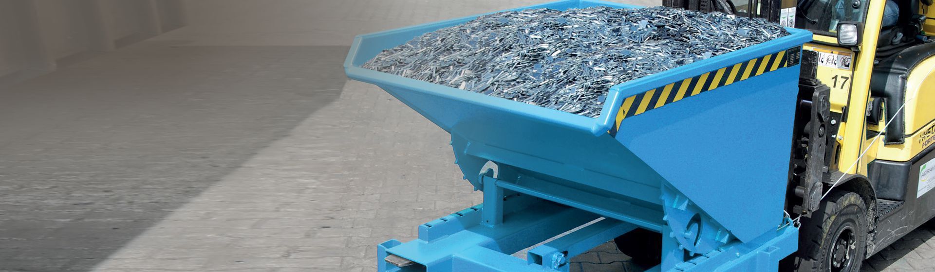 Blauer Kippbehälter von Bauer Südlohn befüllt mit Metallabfällen Blauer Kippbehälter von Bauer Südlohn befüllt mit Metallabfällen