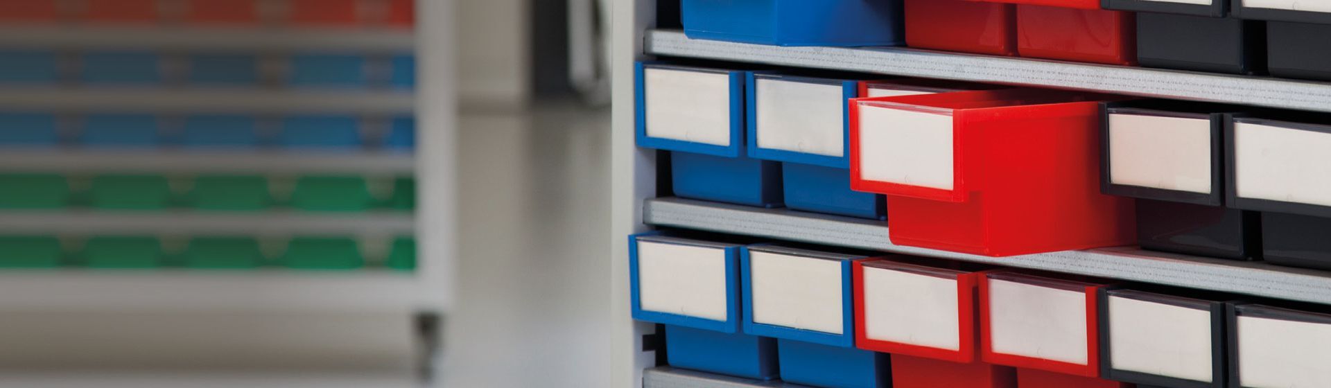 Treston Organisationsboxen in einem Regal einsortiert Treston Organisationsboxen in einem Regal einsortiert