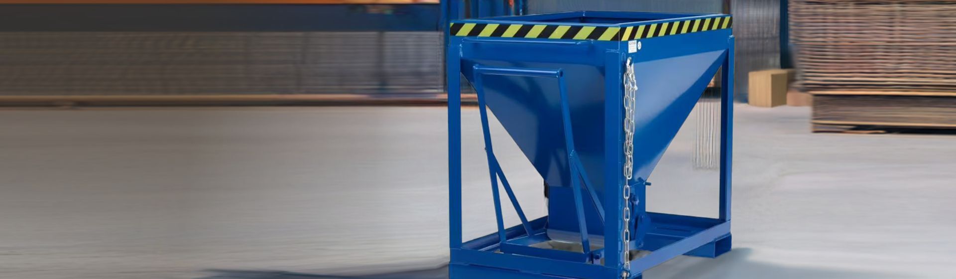 Blauer Silobehälter von RR in einem Lager stehend Blauer Silobehälter von RR in einem Lager stehend