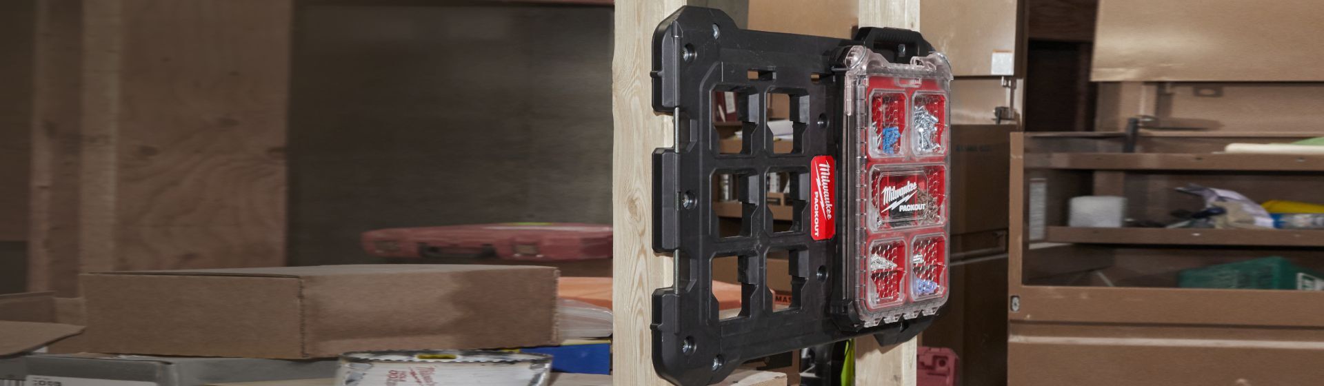 Milwaukee Packout Sortimentskasten montiert an einem Holzbalken Milwaukee Packout Sortimentskasten montiert an einem Holzbalken
