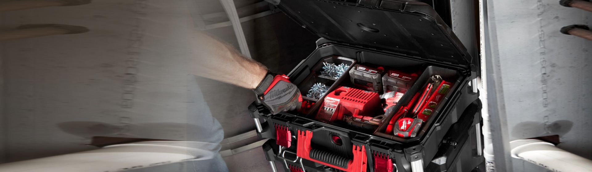 Geöffnete Milwaukee Packout Box gefüllt mit Werkzeug Geöffnete Milwaukee Packout Box gefüllt mit Werkzeug