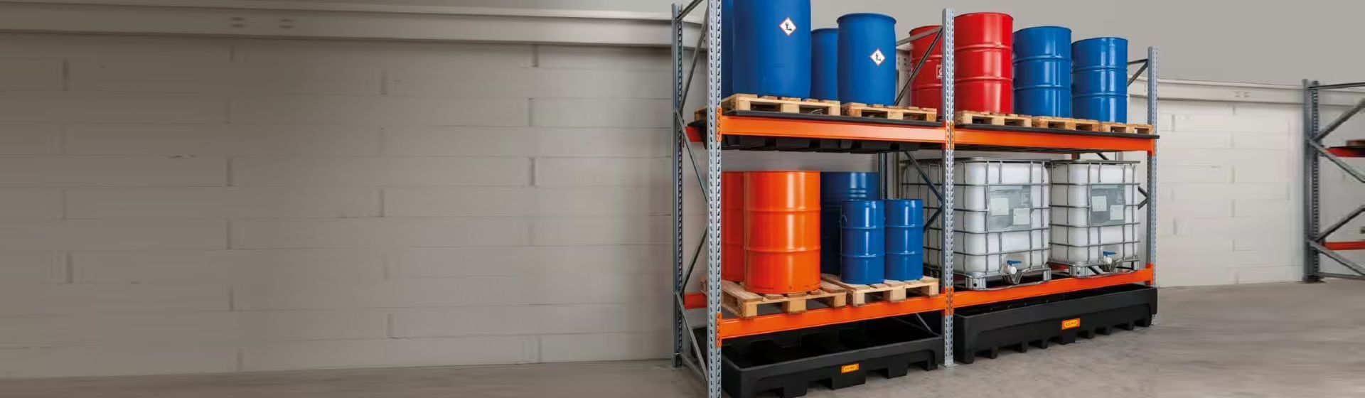 Gefahrstoffregal von Cemo befüllt mit Fässern und Kanistern Gefahrstoffregal von Cemo befüllt mit Fässern und Kanistern