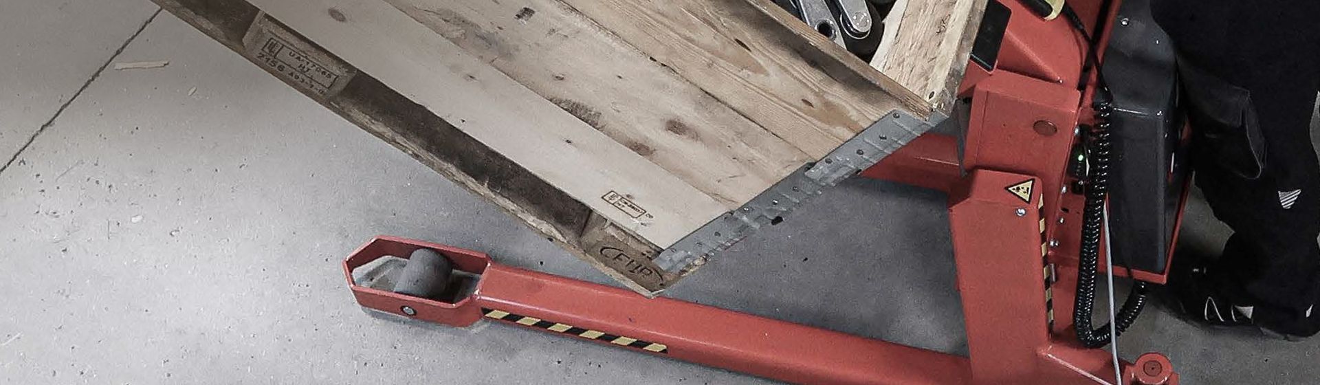 Roter Elektro-Hubwagen von Logitrans in Nahaufnahme Roter Elektro-Hubwagen von Logitrans in Nahaufnahme
