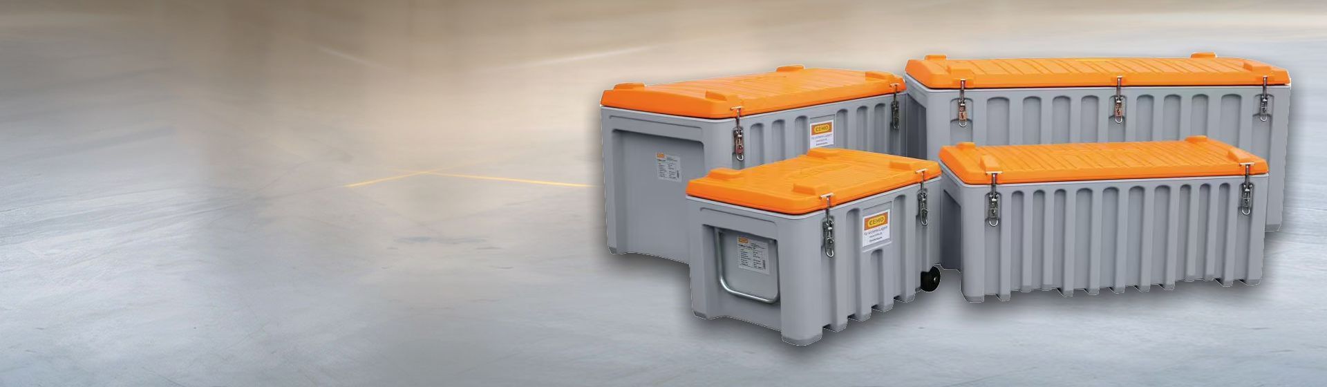 Vier graue Fahrzeugboxen mit orangefarbenem Deckel von Cemo Vier graue Fahrzeugboxen mit orangefarbenem Deckel von Cemo