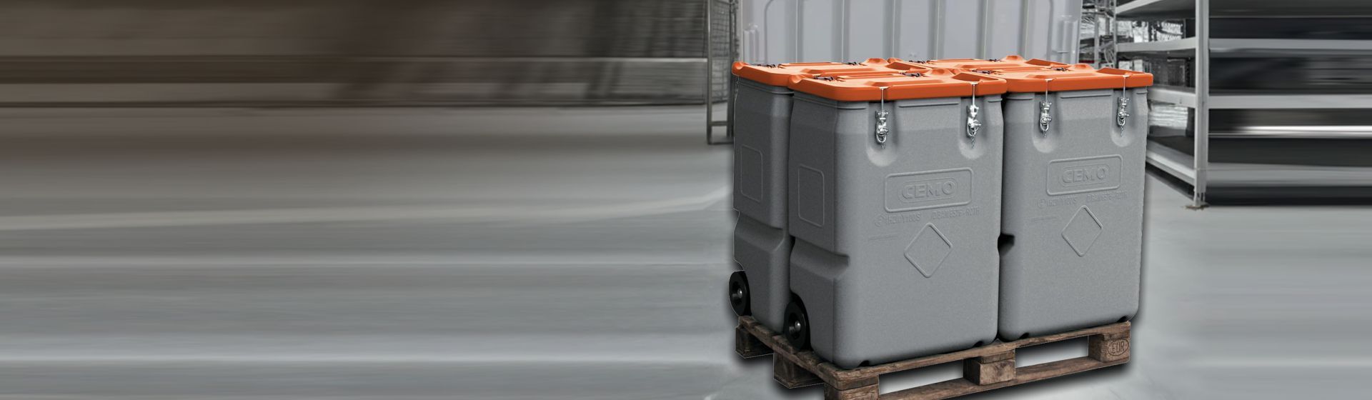 Zwei Cemo Gefahrgutboxen auf einer Palette in einer Industriehalle stehend Zwei Cemo Gefahrgutboxen auf einer Palette in einer Industriehalle stehend