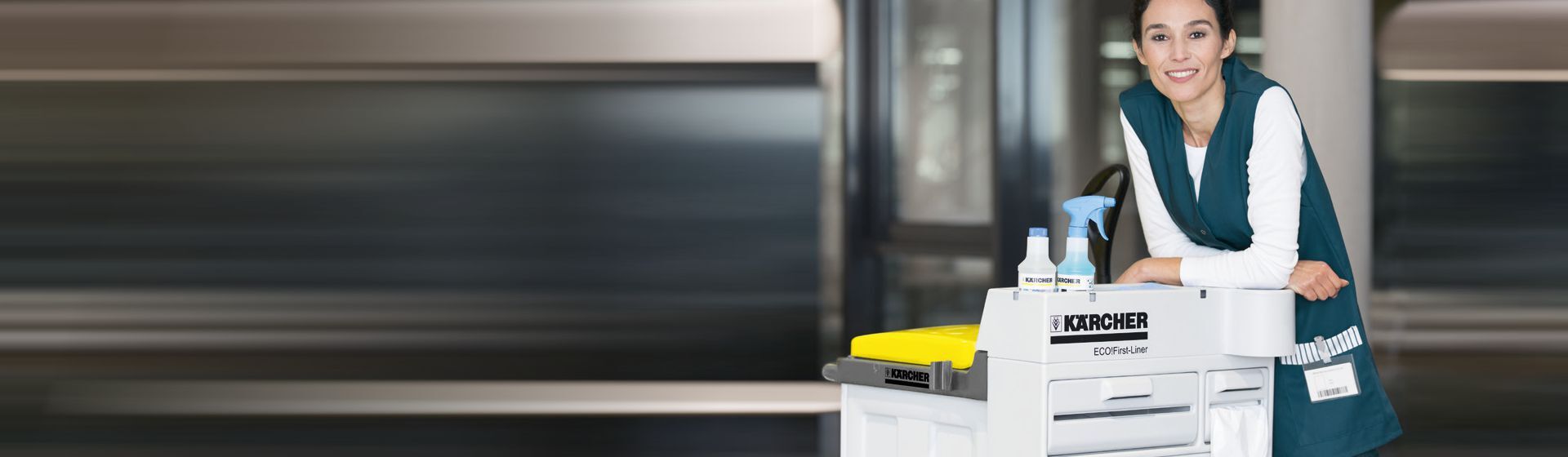 Frau an einem Reinigungswagen von Kärcher stehend Frau an einem Reinigungswagen von Kärcher stehend