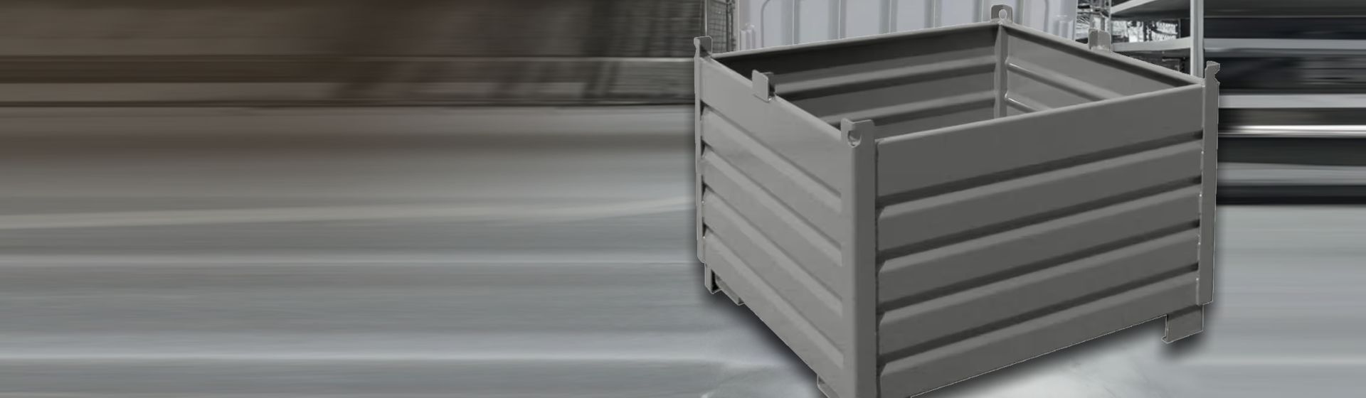 Grauer Sammelbehälter von Bauer Südlohn in einer Industriehalle stehend Grauer Sammelbehälter von Bauer Südlohn in einer Industriehalle stehend