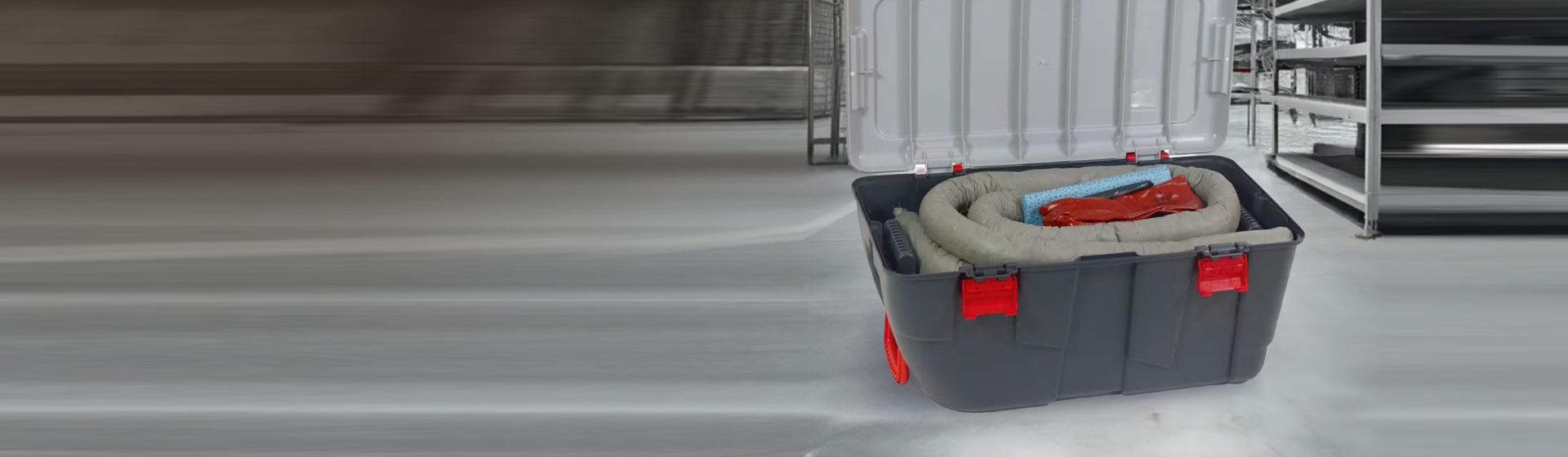 Kunststoffbox gefüllt mit diversen Sorbents von Schoeller in einer Industriehalle stehend Kunststoffbox gefüllt mit diversen Sorbents von Schoeller in einer Industriehalle stehend