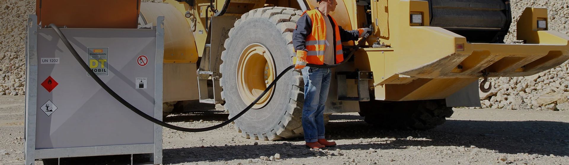Mobile Diesel-Tankanlage von Cemo im Einsatz beim Betanken eines Baggers Mobile Diesel-Tankanlage von Cemo im Einsatz beim Betanken eines Baggers