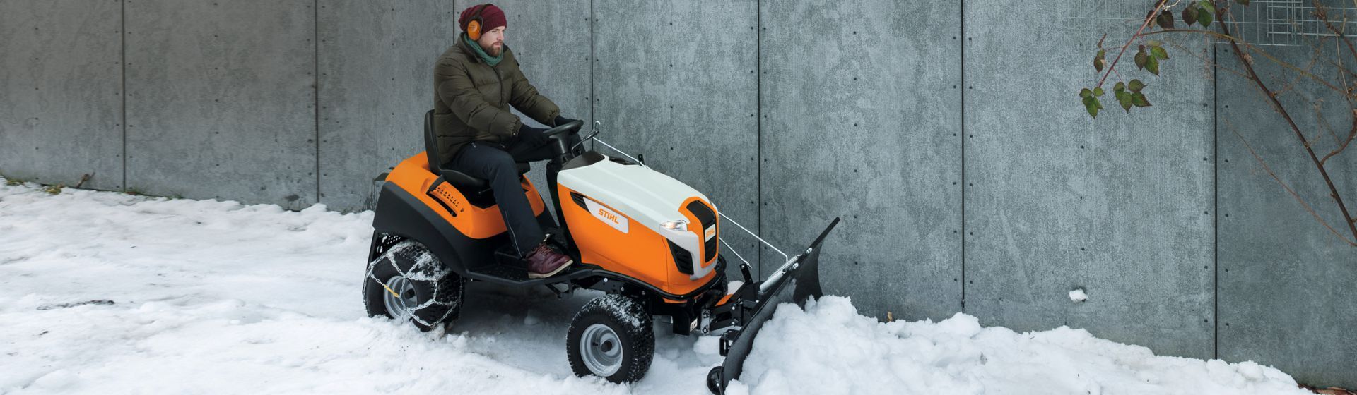 Stihl Rasentraktor mit Schneeräumschild im Wintereinsatz Stihl Rasentraktor mit Schneeräumschild im Wintereinsatz
