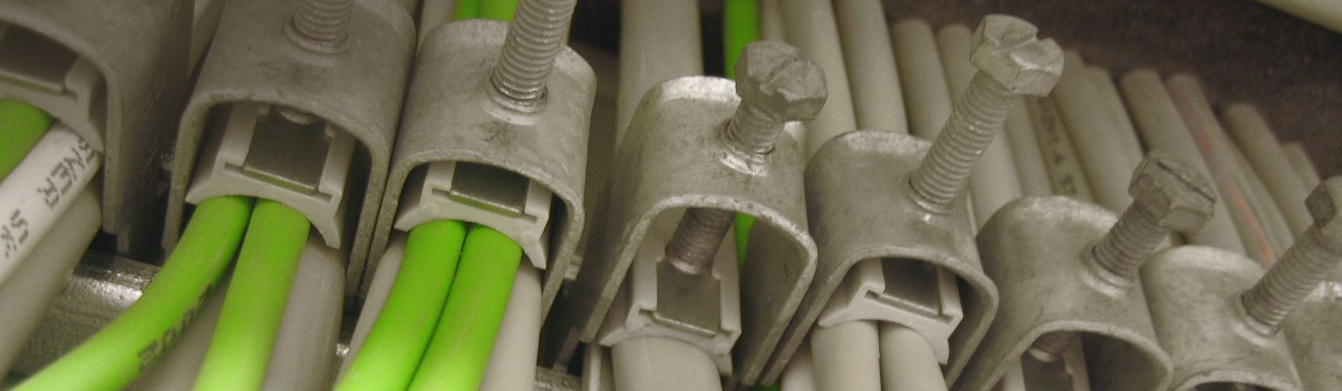 Mit Nagelschellen befestigte Elektroleitungen Mit Nagelschellen befestigte Elektroleitungen