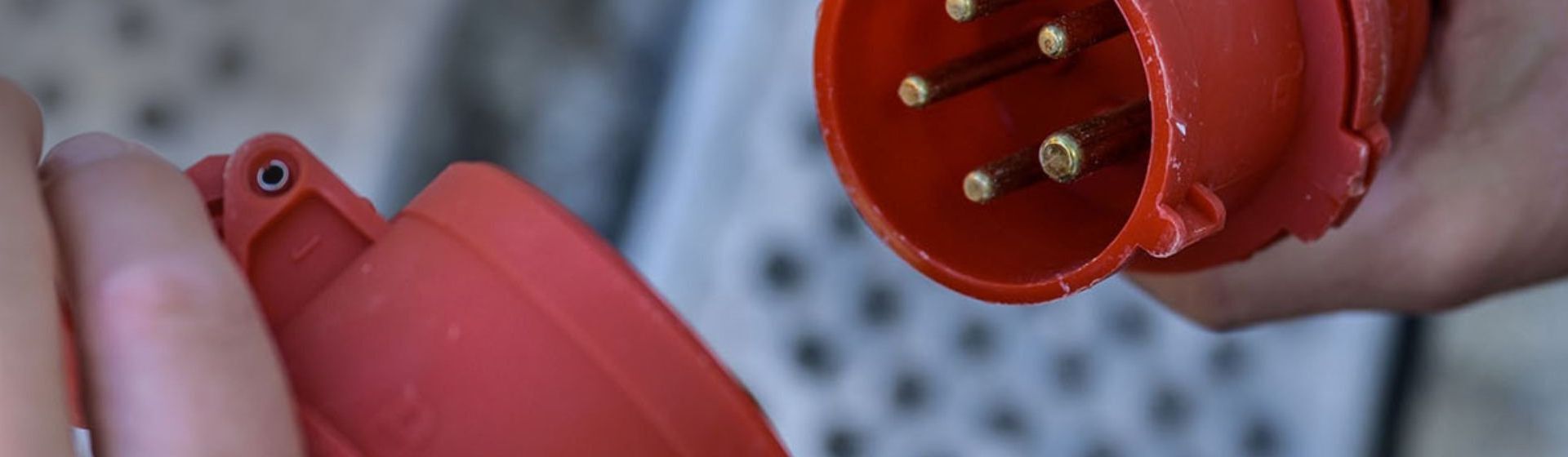 Roter CEE Stecker eines Verbindungskabel von Brennenstuhl in Nahaufname