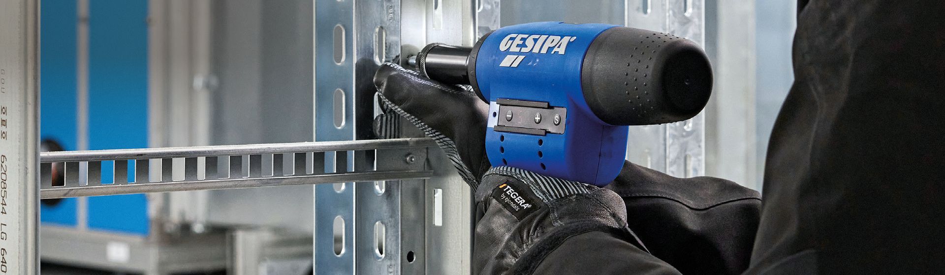 Gesipa Blindnietgerät in Aktion Gesipa Blindnietgerät in Aktion