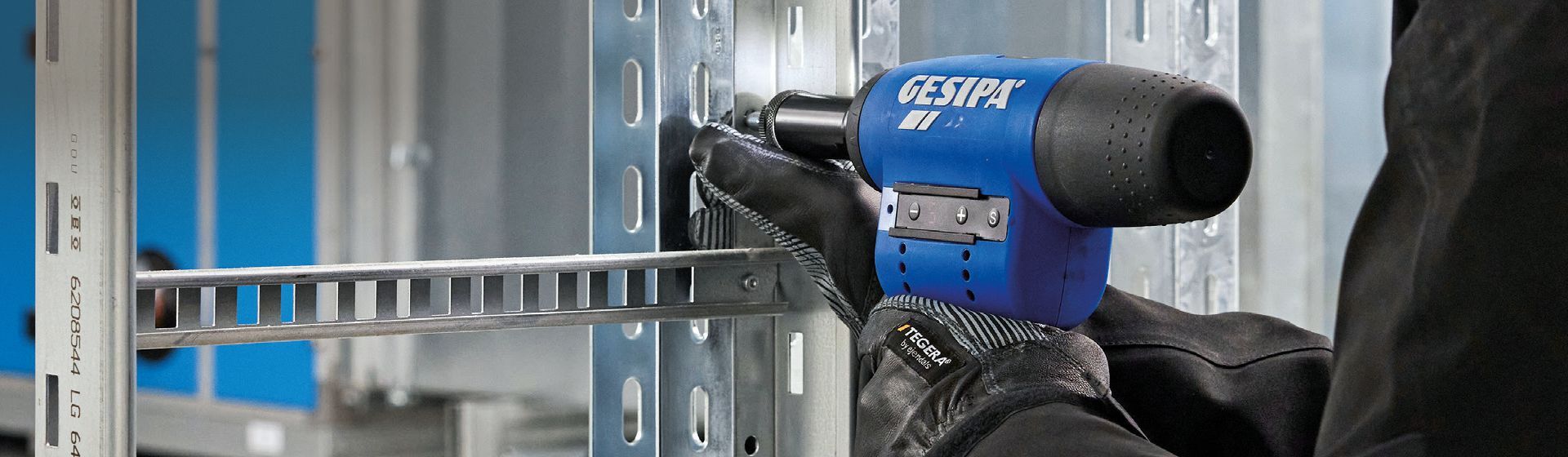 Gesipa kabelloses Blindnietmuttern-Setzgerät in Aktion