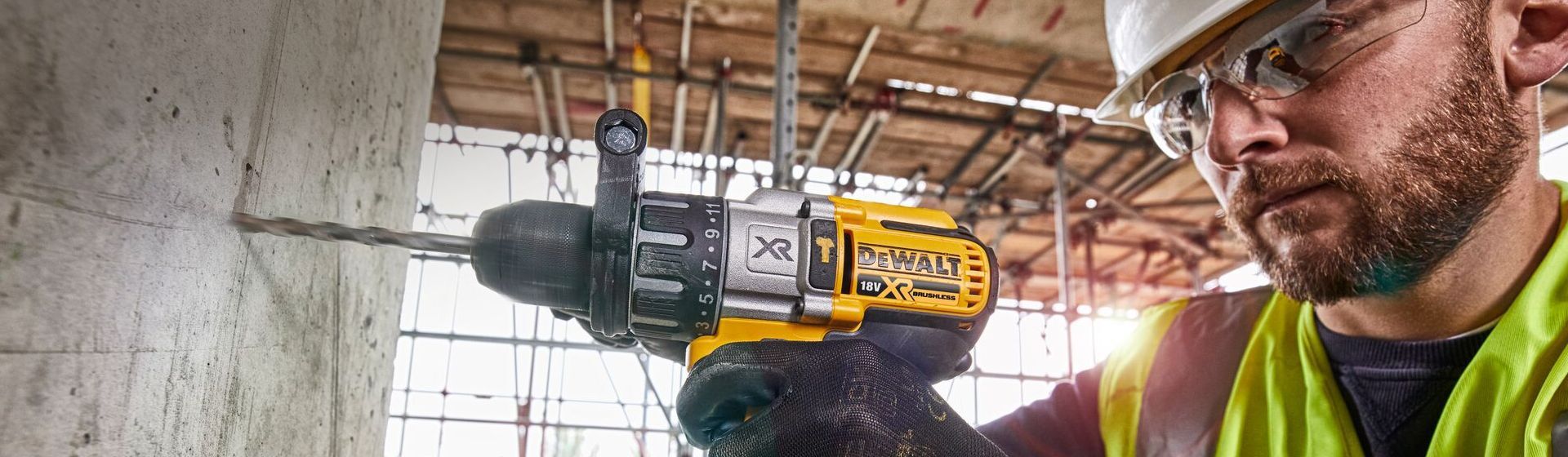 Dewalt Schlagbohrmaschine im Einsatz beim Bohren in eine Mauer Dewalt Schlagbohrmaschine im Einsatz beim Bohren in eine Mauer