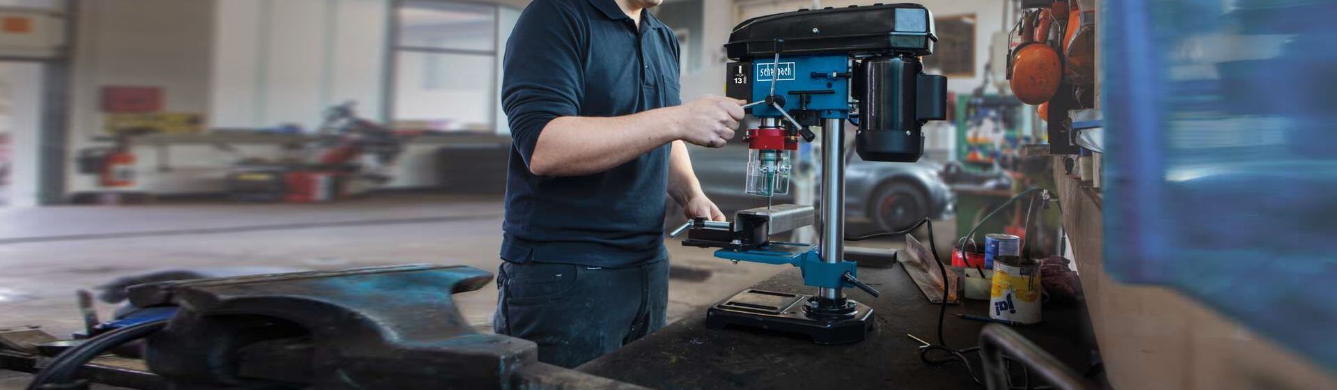Bohrmaschine DP16VLS von Scheppach im Einsatz in einer Werkstatt Bohrmaschine DP16VLS von Scheppach im Einsatz in einer Werkstatt