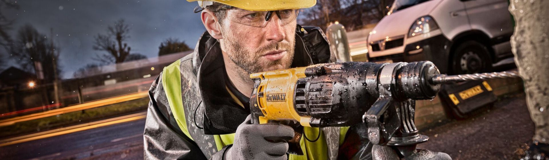 Dewalt Bohrmaschine in Aktion Dewalt Bohrmaschine in Aktion