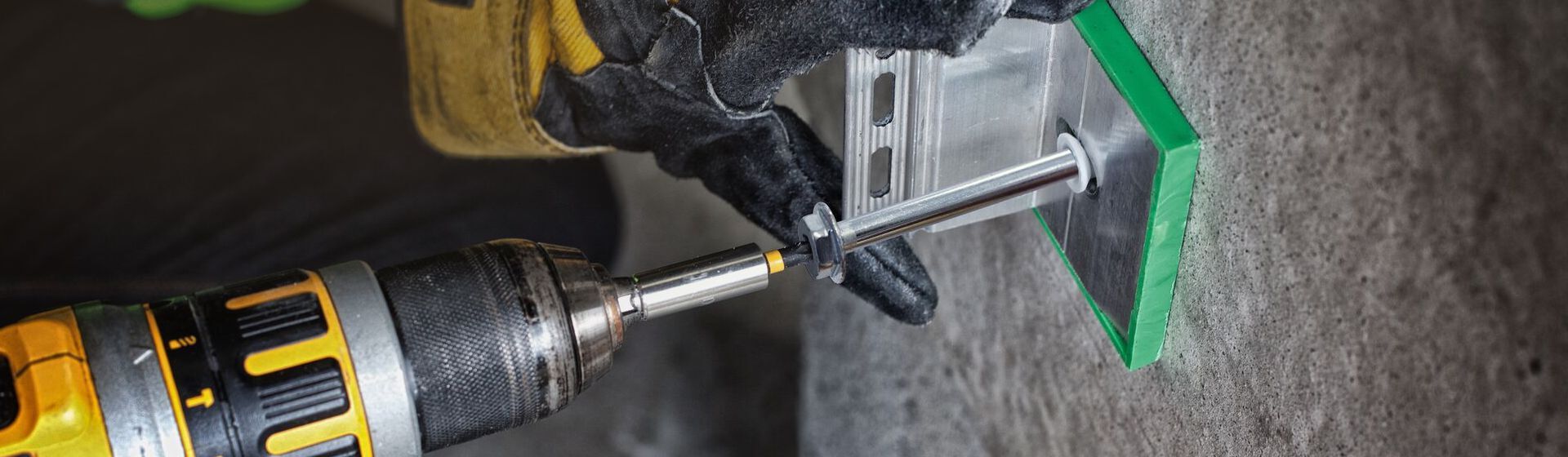 Dewalt Bolzensetzgerät in Aktion Dewalt Bolzensetzgerät in Aktion