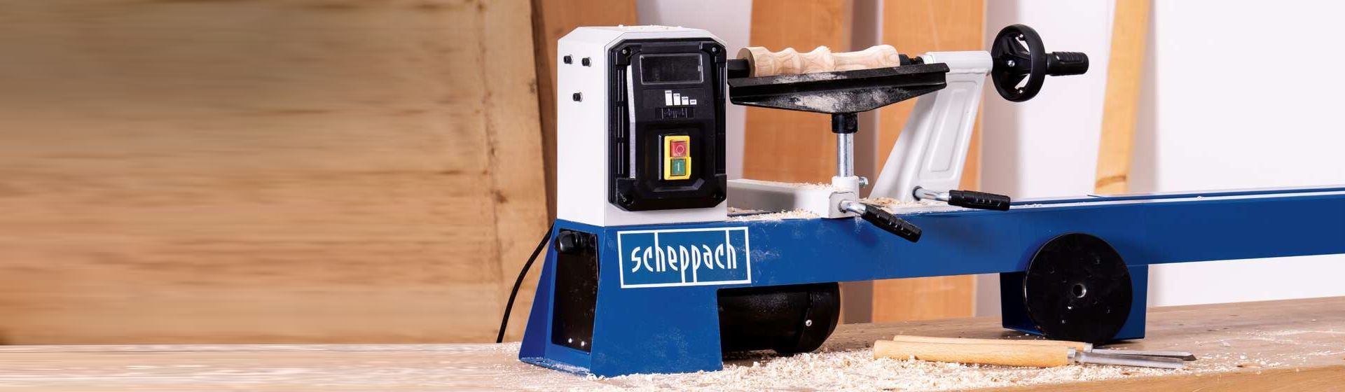 Drechselmaschine DM1100T Scheppach auf einer Holzwerkbank stehend Drechselmaschine DM1100T Scheppach auf einer Holzwerkbank stehend