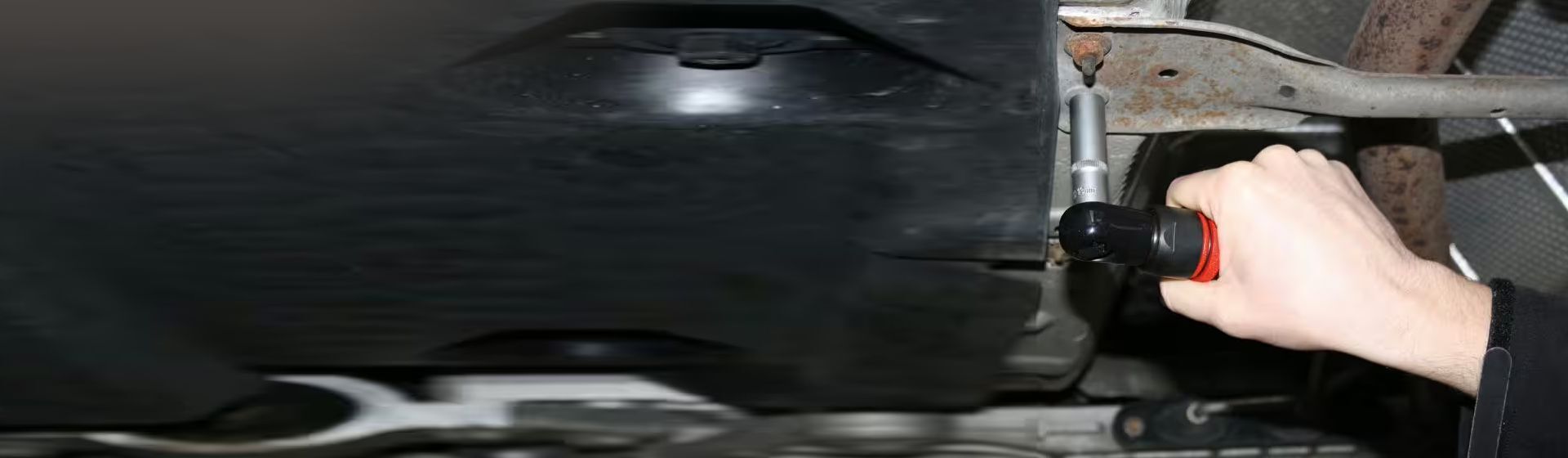 KS Tools 3/8 Zoll Slim POWER Mini Druckluft Umschaltratsche 34 Nm im Einsatz KS Tools 3/8 Zoll Slim POWER Mini Druckluft Umschaltratsche 34 Nm im Einsatz