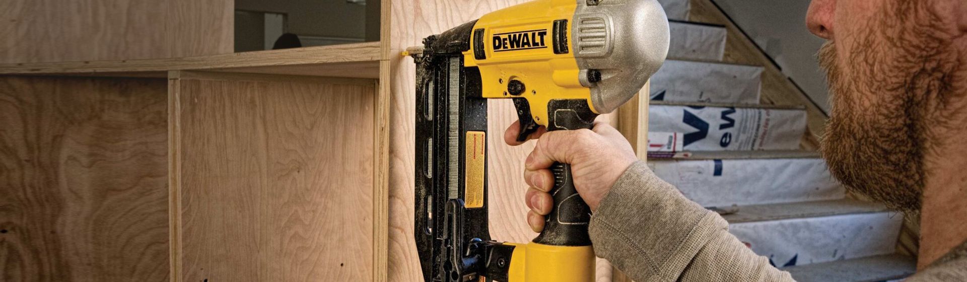 Dewalt Drucklufttacker in Aktion Dewalt Drucklufttacker in Aktion