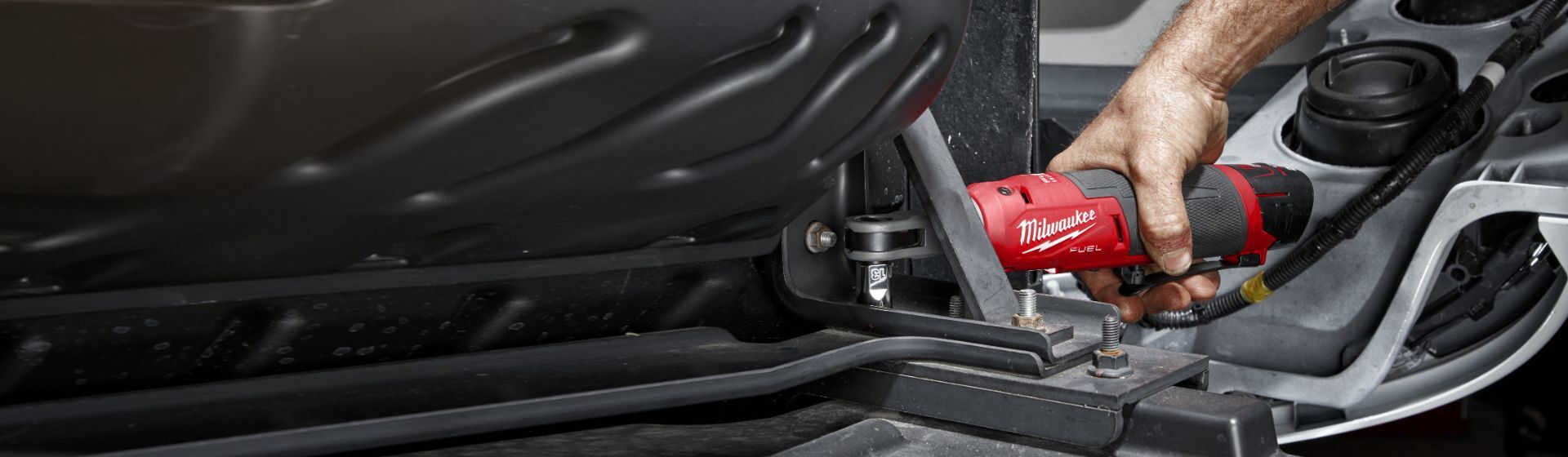Milwaukee M12 FUE ⅜″ Akku-Ratsche im Einsatz Milwaukee M12 FUE ⅜″ Akku-Ratsche im Einsatz