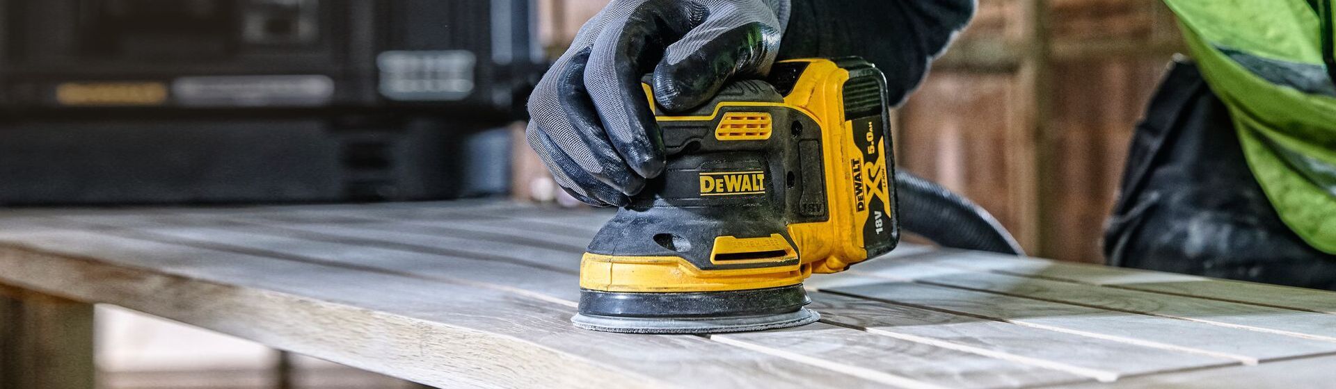 Dewalt Schleifmaschine in Aktion Dewalt Schleifmaschine in Aktion
