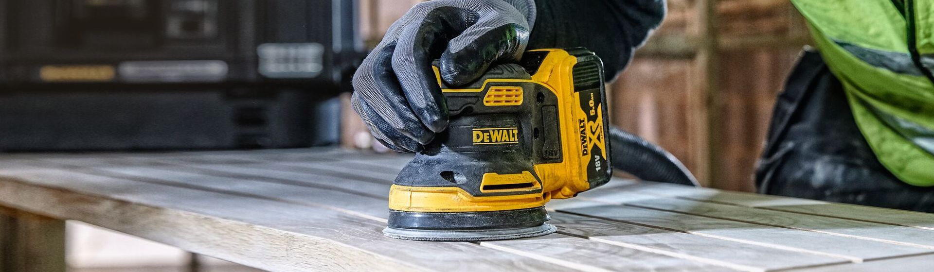 Dewalt Exzenterschleifer in Aktion Dewalt Exzenterschleifer in Aktion
