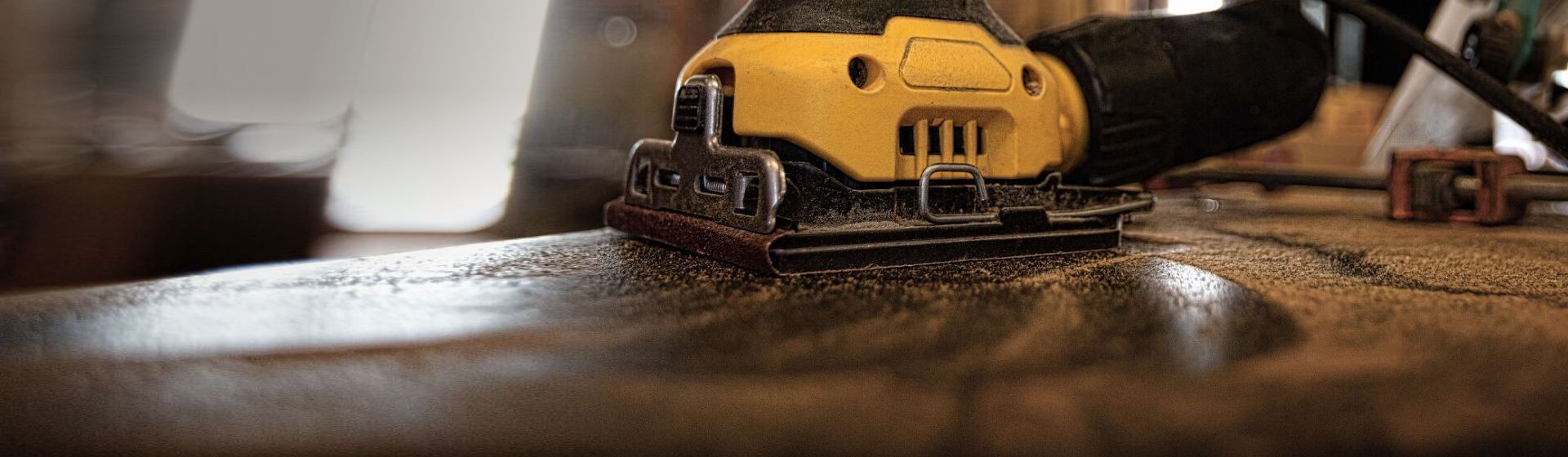 Dewalt Vibrationsschleifer in Aktion