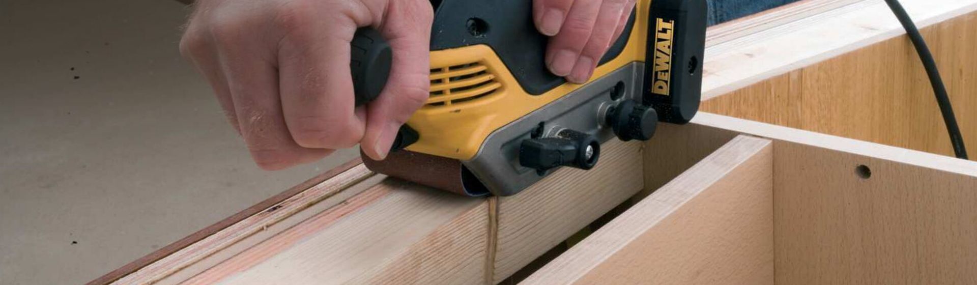 Dewalt Bandschleifer in Aktion Dewalt Bandschleifer in Aktion