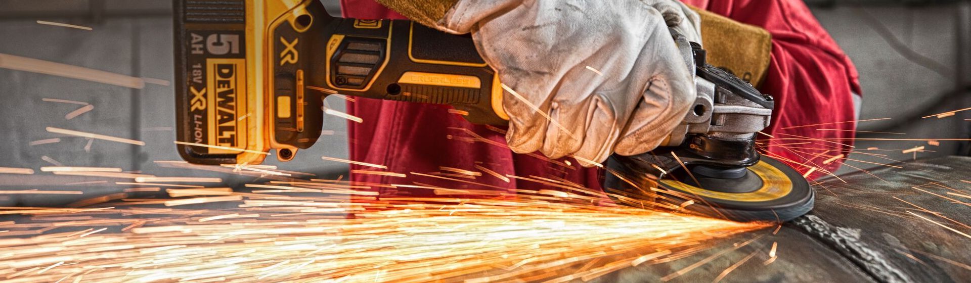 Dewalt Schleifscheibe in Aktion Dewalt Schleifscheibe in Aktion