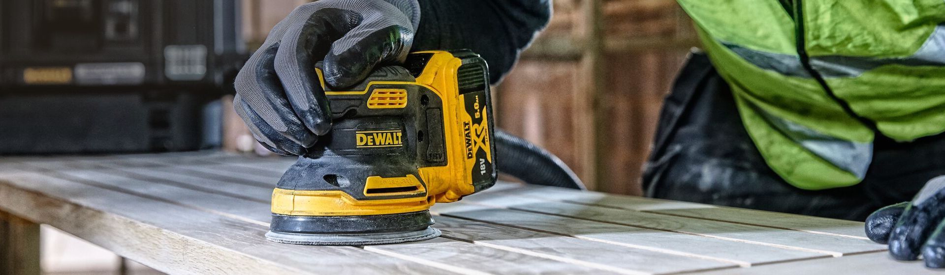 Dewalt Schleifmaschine in Aktion