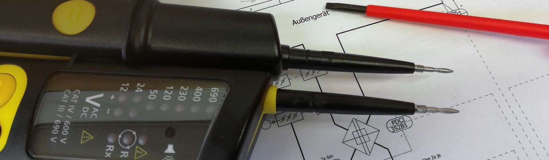 Messgerät und Schraubenzieher Messgerät und Schraubenzieher