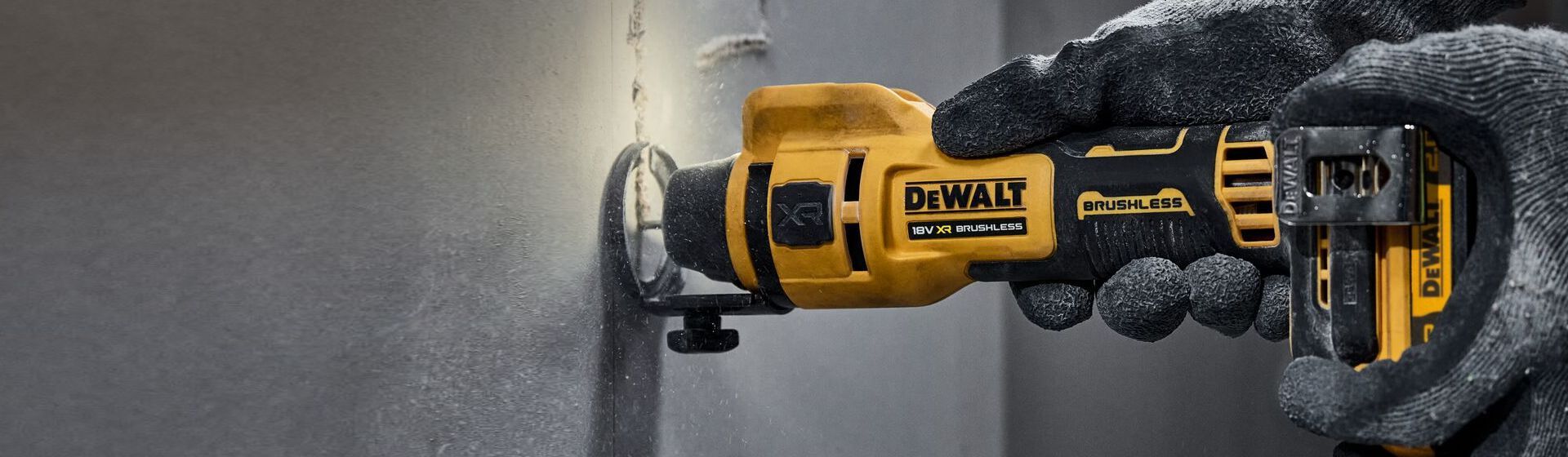 Dewalt Multifunktionswerkzeug in Aktion Dewalt Multifunktionswerkzeug in Aktion