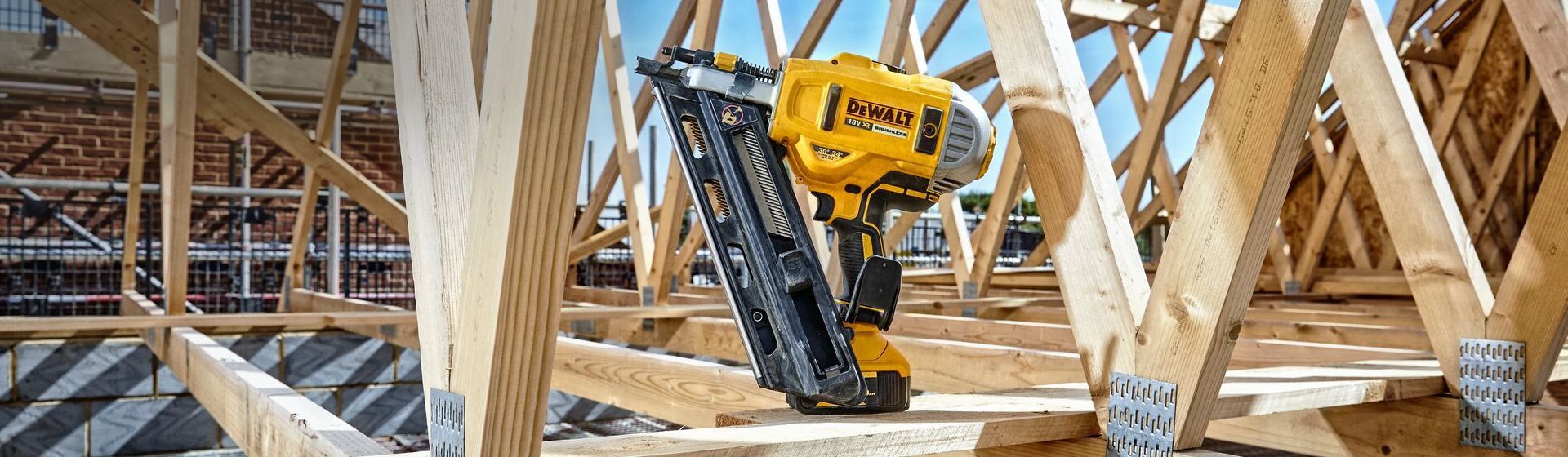 Dewalt Nagler in Aktion Dewalt Nagler in Aktion