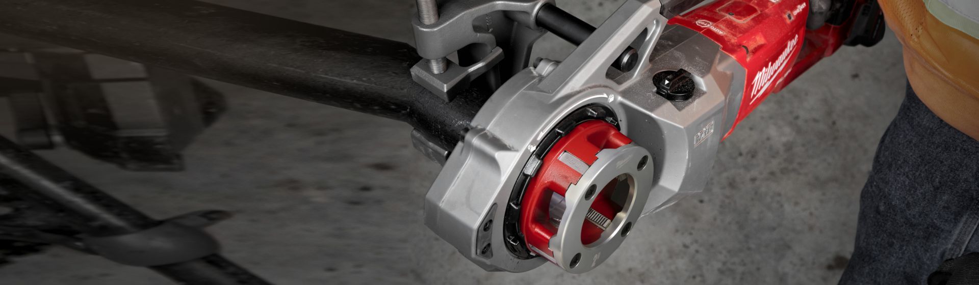 Milwaukee M18 FUEL ONE-KEY 2″ Akku-Gewindeschneidkluppe im Einsatz beim Schneiden eines Rohrs Milwaukee M18 FUEL ONE-KEY 2″ Akku-Gewindeschneidkluppe im Einsatz beim Schneiden eines Rohrs