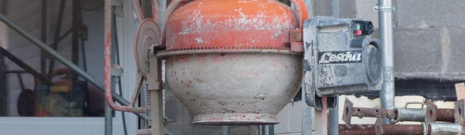 Atika Betonmischer auf einer Baustelle Atika Betonmischer auf einer Baustelle