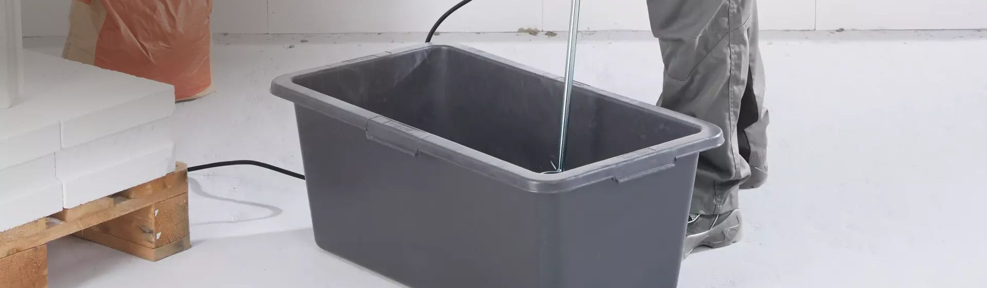 Schwarze Kunststoffwanne zum Anmischen von Beton Schwarze Kunststoffwanne zum Anmischen von Beton