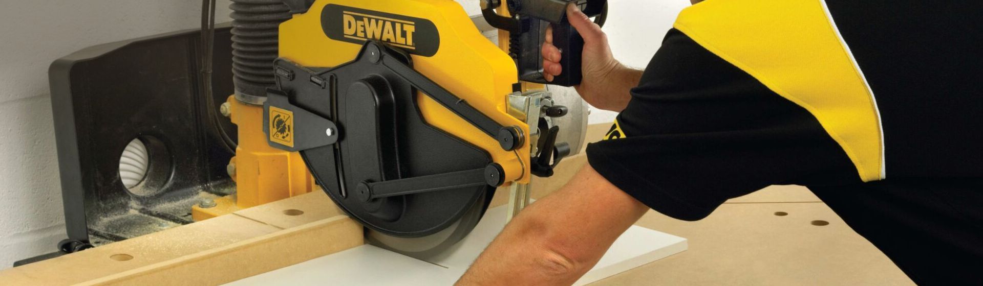 Dewalt Radialarmsäge im Einsatz auf einer Baustelle