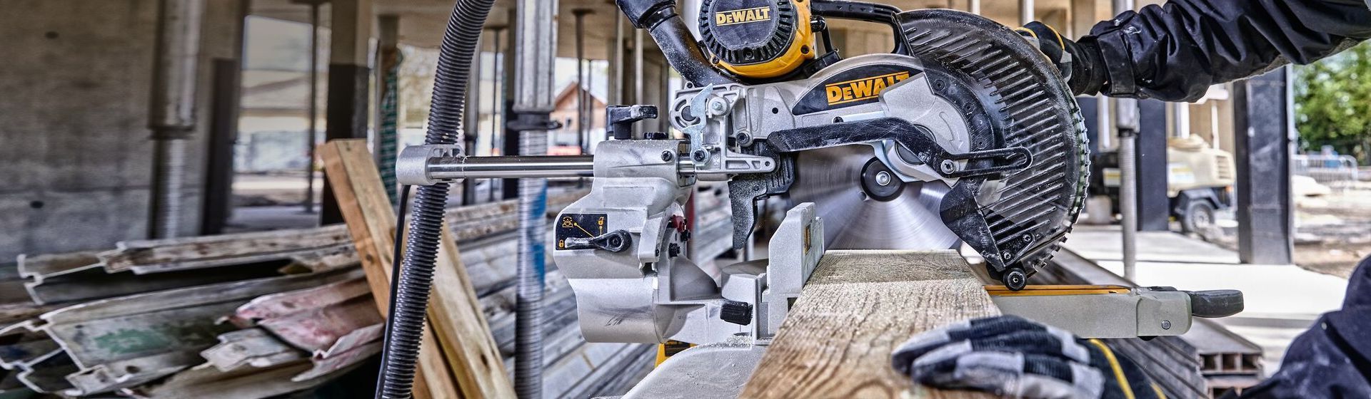 Dewalt Gehrungssäge in Aktion Dewalt Gehrungssäge in Aktion