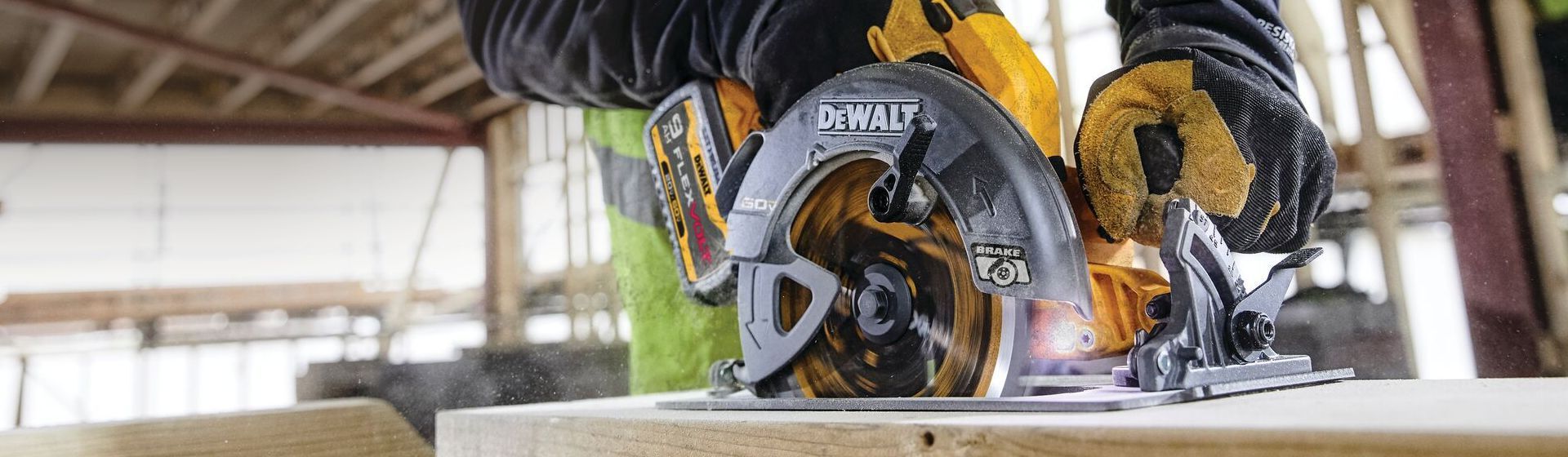 Dewalt Handkreissäge in Aktion Dewalt Handkreissäge in Aktion