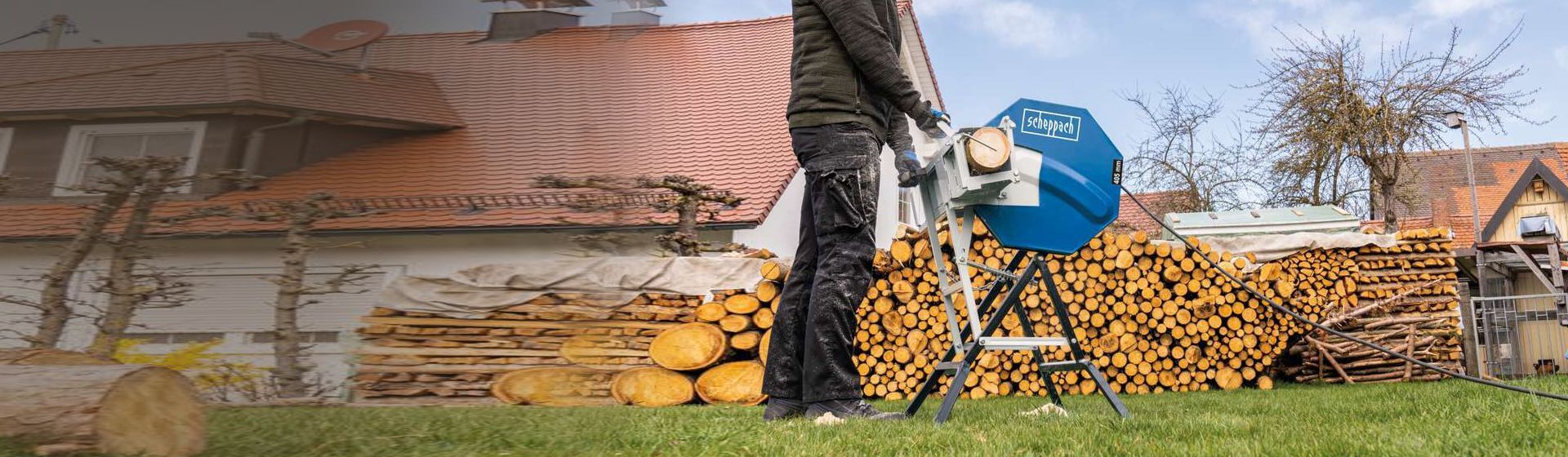 Wippsäge HS410 Scheppach im Einsatz bei der Verarbeitung von Brennholz Wippsäge HS410 Scheppach im Einsatz bei der Verarbeitung von Brennholz