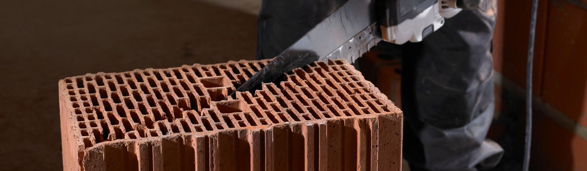 Dewalt Sägeblatt beim Durchtrennen eines Mauersteins Dewalt Sägeblatt beim Durchtrennen eines Mauersteins