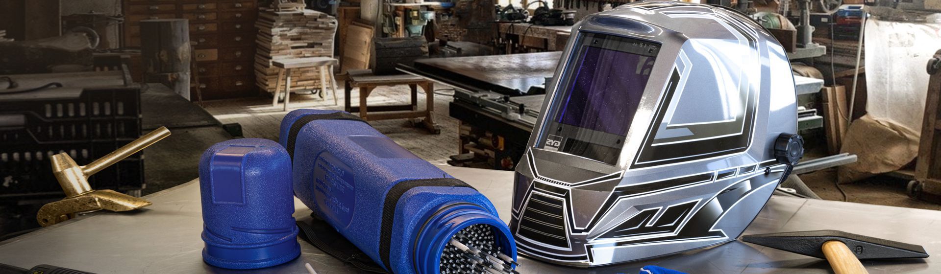 Gys Schweißschutzhelm auf einem Tisch mit Metallfläche liegend neben weiterem Schweißzubehör Gys Schweißschutzhelm auf einem Tisch mit Metallfläche liegend neben weiterem Schweißzubehör
