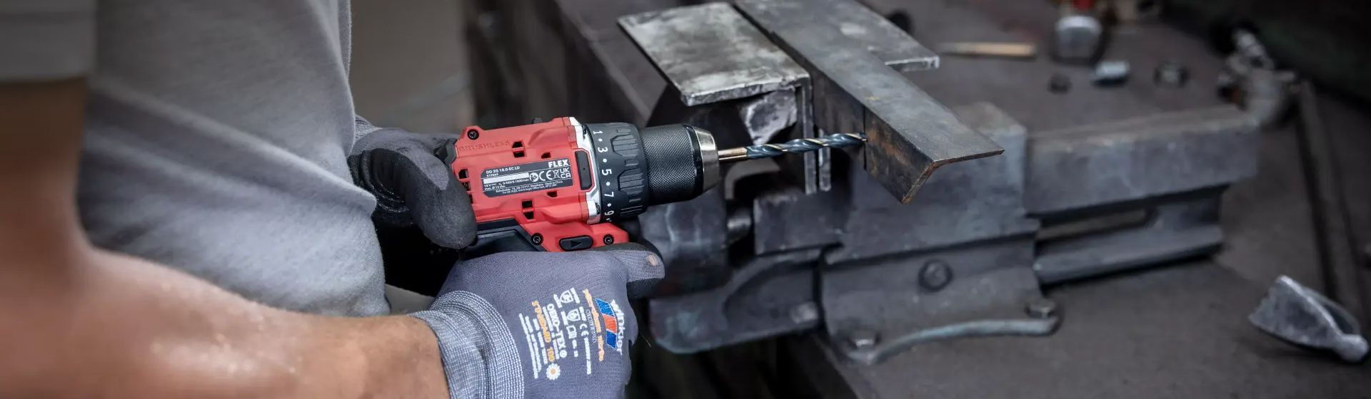 Handwerker bei Arbeiten mit einem Flex Bohrer an einem Metallprofil Handwerker bei Arbeiten mit einem Flex Bohrer an einem Metallprofil