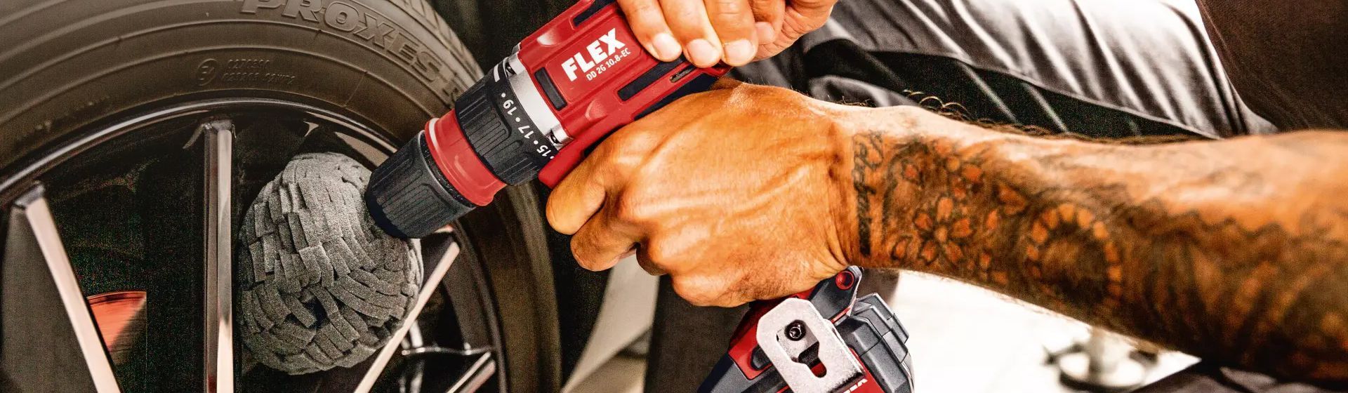 Flex Bohrschrauber in Aktion bei Arbeiten an einem Reifen Flex Bohrschrauber in Aktion bei Arbeiten an einem Reifen