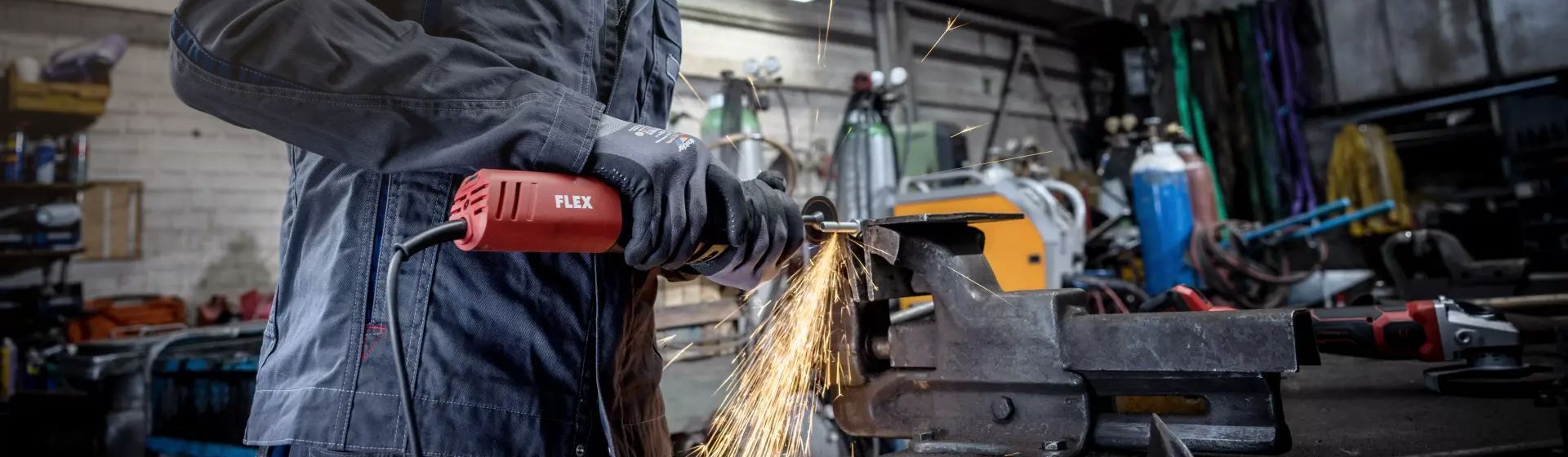 Flex Geradschleifer in Aktion bei der Bearbeitung eines Metallteils Flex Geradschleifer in Aktion bei der Bearbeitung eines Metallteils