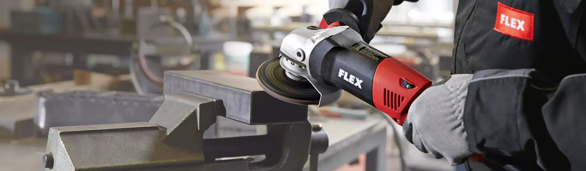 Flex Winkelschleifer in Aktion beim Bearbeiten eines Metallprofils Flex Winkelschleifer in Aktion beim Bearbeiten eines Metallprofils